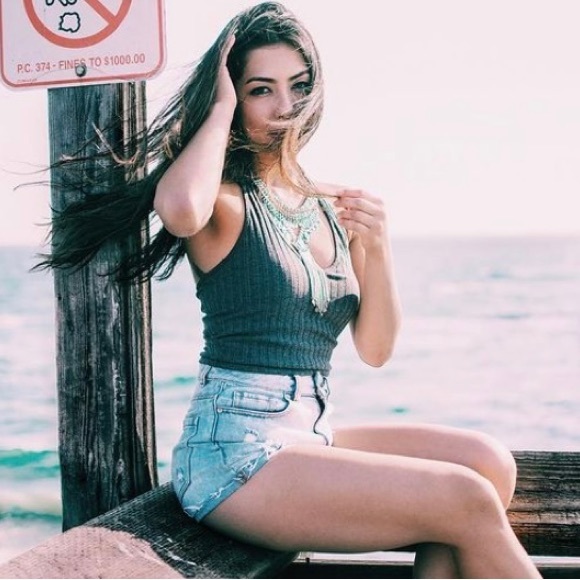 Meet your Posher, Gabriela - Picture 1 of 1